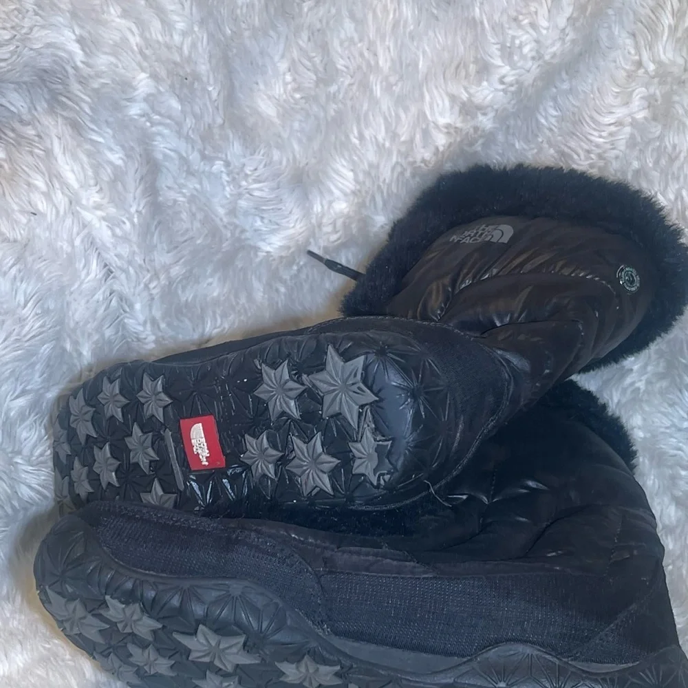 The North Face Women's Black Insulated Fur-Trim Winter Boots size 8